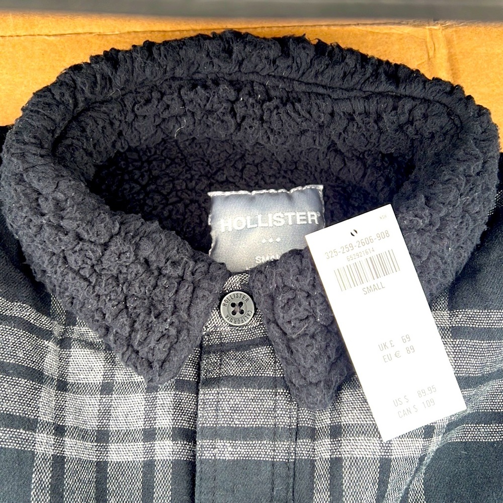 Men's full-fleece inside. Flannel outside. Men's jacket from Hollister NWT
